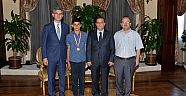 Vali Muammer Türker Başarılı Golfçüyü Kutladı