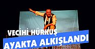 VECİHİ HÜRKUŞ AYAKTA ALKIŞLANDI