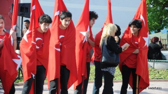 Törenlerde Öğrenciler Üşümemek İçin Bayraklara Sarıldılar