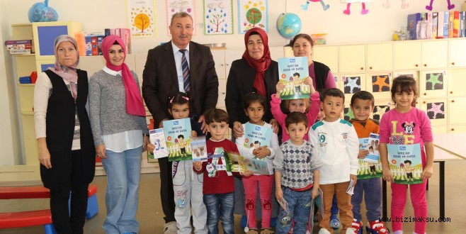 ÜMMÜ ŞAHİN, ÖĞRENCİLERE BOYAMA KİTABI DAĞITMAYA DEVAM EDİYOR