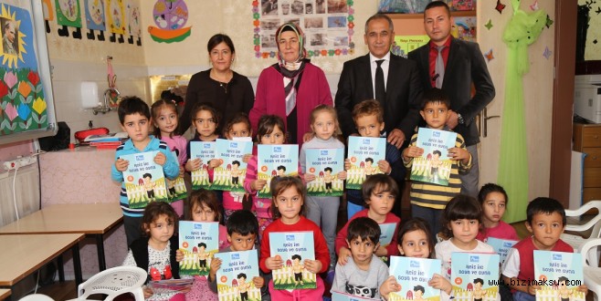 ÜMMÜ ŞAHİN, ÖĞRENCİLERE BOYAMA KİTABI DAĞITTI