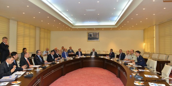 VALİ KARALOĞLU BAŞKANLIĞINDA ÜNİVERSİTELERDE GÜVENLİK TEDBİRLERİ TOPLANTISI YAPILDI