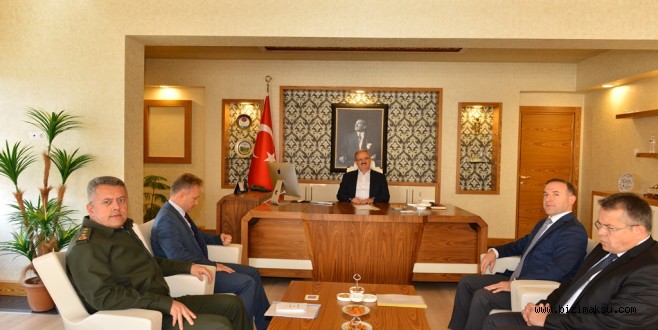 VALİ KARALOĞLU MUHTARLARLA ELMALI KORKUTELİ İLÇELERİ DEĞERLENDİRME TOPLANTISI YAPTI