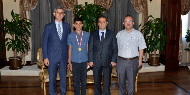 Vali Muammer Türker Başarılı Golfçüyü Kutladı