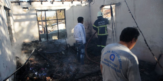 YANGIN BİR EVİ KÜL ETTİ