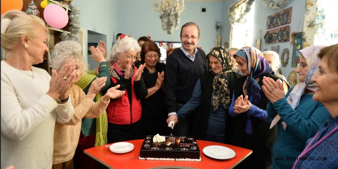 YAŞLI EVİ’NDE ERKEN YILBAŞI
