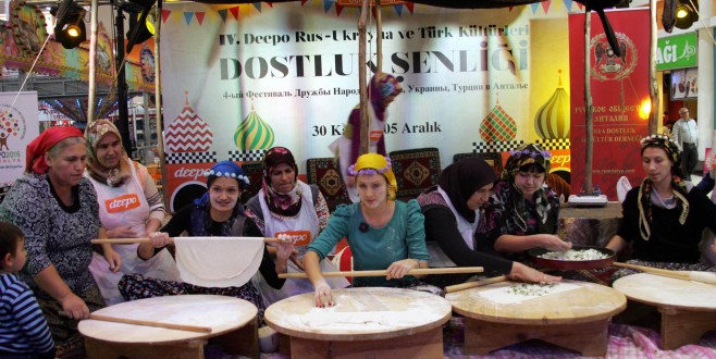 YAZMALI ŞALVARLI ELİ OKLAVALI RUS GELİNLER