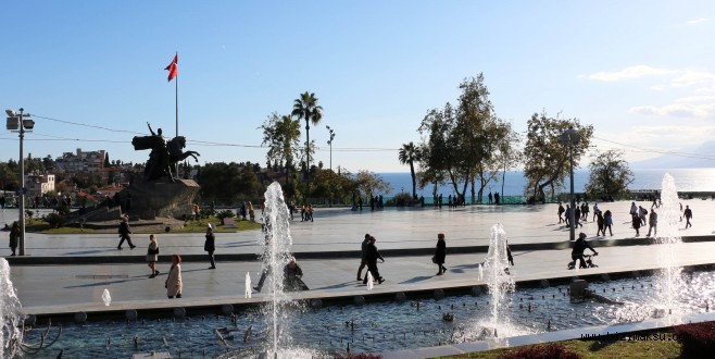 Yenilenen Cumhuriyet Meydanı ve Tophane çok beğenildi